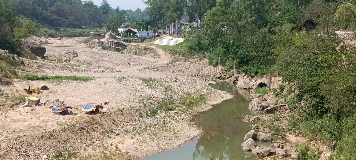 सीर खड्ड की साफ-सफाई करते नगर परिषद घुमारवीं के कर्मचारी और स्थानीय लोग । संवाद