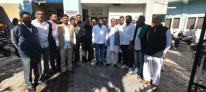 थानाभवन में गन्ना सचिव का घेराव करते किसान। संवाद थानाभवन में गन्ना सचिव का घेराव करते किसान। संवाद