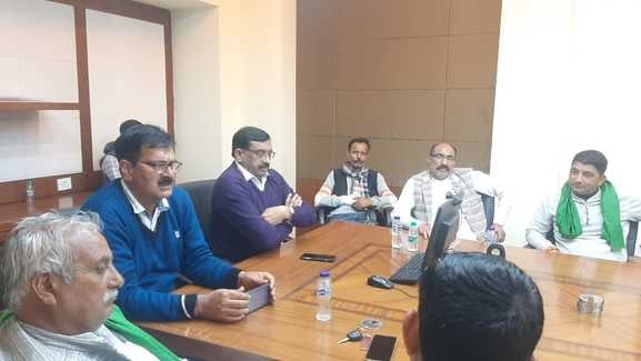 थानाभवन में गन्ना सचिव का घेराव करते किसान। संवाद थानाभवन में गन्ना सचिव का घेराव करते किसान। संवाद