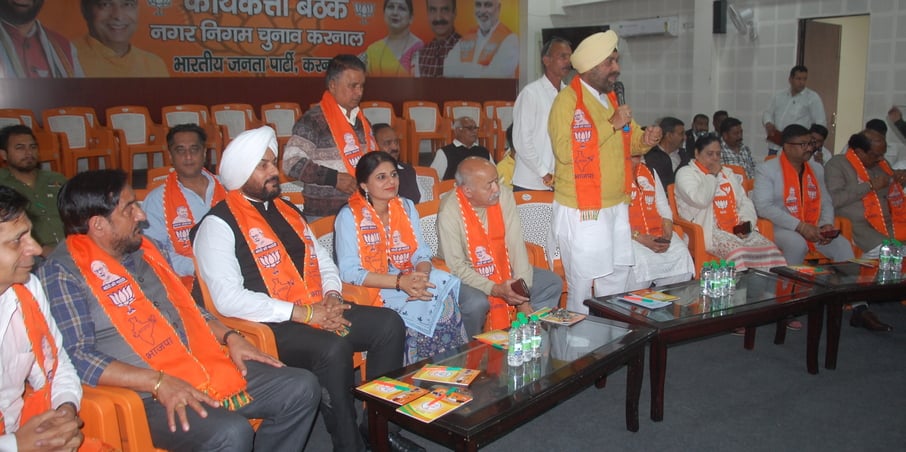 10... कर्ण कमल में पत्रकारों से बातचीत करते विधायक जगमोहन आनंद। संवाद 10... कर्ण कमल में पत्रकारों से बातचीत करते विधायक जगमोहन आनंद। संवाद