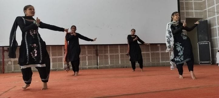 19जेएनडी50 से 54: कार्यक्रम में नृत्य की प्रस्तुति देती छात्राएं। संवाद 19जेएनडी50 से 54: कार्यक्रम में नृत्य की प्रस्तुति देती छात्राएं। संवाद
