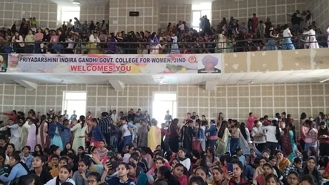 19जेएनडी50 से 54: कार्यक्रम में नृत्य की प्रस्तुति देती छात्राएं। संवाद 19जेएनडी50 से 54: कार्यक्रम में नृत्य की प्रस्तुति देती छात्राएं। संवाद