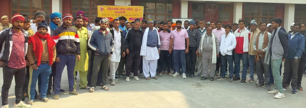 20जेएनडी11-प्रदेशभर से तूड़े की गाड़ियों को लेकर पहुंचे कारोबारी। संवाद 20जेएनडी11-प्रदेशभर से तूड़े की गाड़ियों को लेकर पहुंचे कारोबारी। संवाद