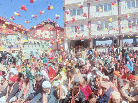 बाबा बालक नाथ महंत निवास में आयोजित कार्यक्रम में भजन गाते गायक करनैल राणा। स्रोत : श्रद्धालु बाबा बालक नाथ महंत निवास में आयोजित कार्यक्रम में भजन गाते गायक करनैल राणा। स्रोत : श्रद्धालु