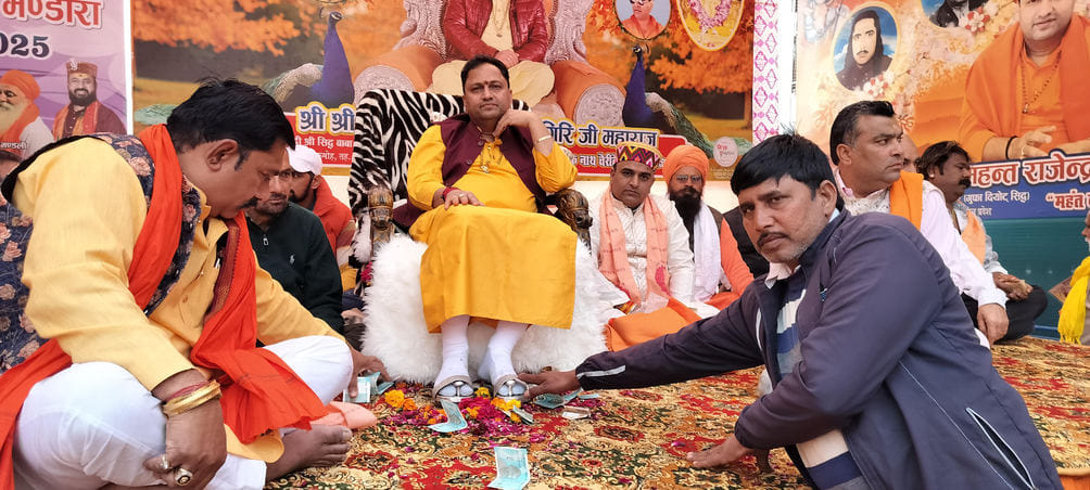 बाबा बालक नाथ महंत निवास में आयोजित कार्यक्रम में भजन गाते गायक करनैल राणा। स्रोत : श्रद्धालु बाबा बालक नाथ महंत निवास में आयोजित कार्यक्रम में भजन गाते गायक करनैल राणा। स्रोत : श्रद्धालु