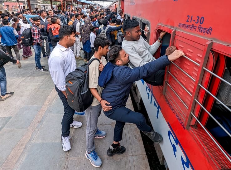 गाजियाबाद रेलवे स्टेशन के प्लेटफार्म नंबर दो पर गोमती एक्सप्रेस में सवार होते यात्री। संवाद