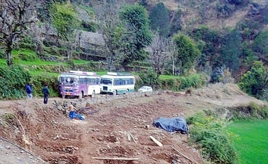 हरिपुरधार क्षेत्र में बर्फबारी में स्कूल को जाते बच्चे। संवाद हरिपुरधार क्षेत्र में बर्फबारी में स्कूल को जाते बच्चे। संवाद