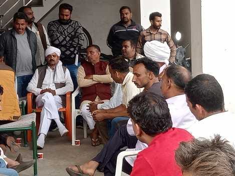 कैडी गांव में पंचायत करते किसान। किसान कैडी गांव में पंचायत करते किसान। किसान