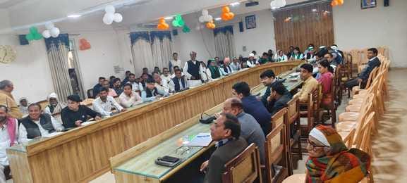 कलक्ट्रेट में किसान दिवस में बोलते किसान। संवाद