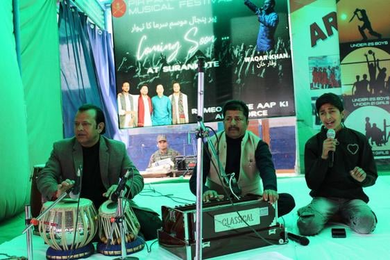 पुंछ जिले के सुरनकोट तहसील मुख्यालय पर सेना की तरफ से आयोजित शीतकालीन महोत्सव में संगीत एवं नृत