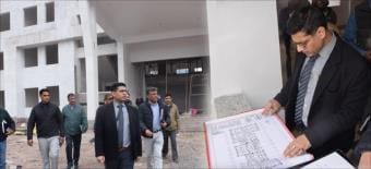 पुंछ जिले में चल रही विकास परियोजनाओं का निरीक्षण करते जिला विकास उपायुक्त पुंछ