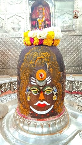 सप्तमी की भस्म आरती मे सूर्य, चंद्र और त्रिपुंड लगाकर सजे बाबा महाकाल, मंदिर प्रांगण में 115 वर