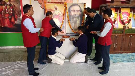 शामली के सरस्वती बालिका विद्या मंदिर इंटर कॉलेज शामली में महापुरुषों की जयंती पर पुष्पापर्चन क शामली के सरस्वती बालिका विद्या मंदिर इंटर कॉलेज शामली में महापुरुषों की जयंती पर पुष्पापर्चन क