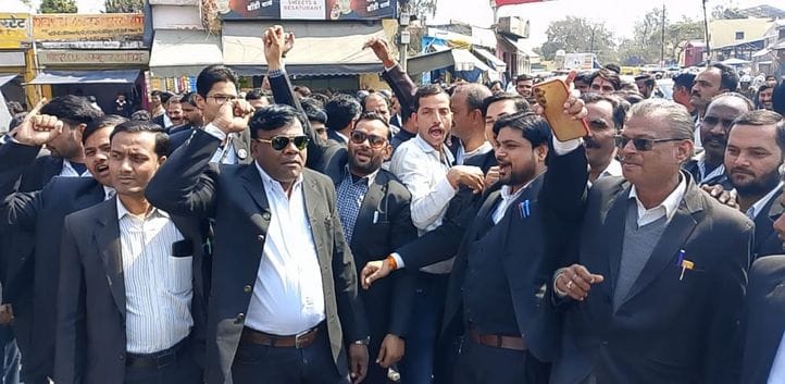 बिसौली में तहसील बार के अधिवक्ता प्रदर्शन करते हुए। संवाद बिसौली में तहसील बार के अधिवक्ता प्रदर्शन करते हुए। संवाद