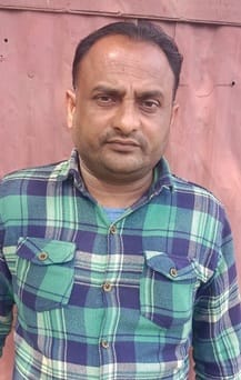 बीसलपुर के गांव नवदिया सितारगंज मार्ग पर सड़क पर फैली दलदल।संवाद