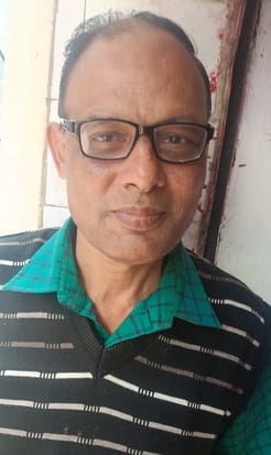 बीसलपुर के गांव नवदिया सितारगंज मार्ग पर सड़क पर फैली दलदल।संवाद