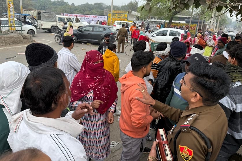 फोटो 06- सोनीपत के महलाना रोड सेक्टर-23 के पास सड़क पर कूड़ा  फैलाकर रोड जाम करते सफाई कर्मी। स