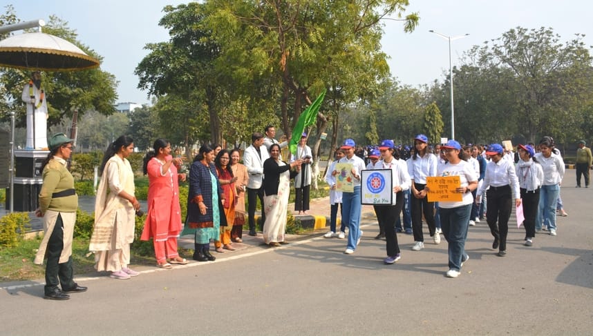 फोटो 15- सोनीपत के गांव खानपुर कलां स्थित महिला विश्वविद्यालय में भगत फूल सिंह की प्रतिमा पर पु