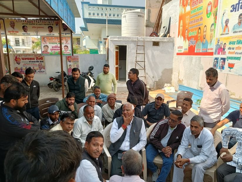 फोटो संख्या:66- राव तुलाराम चौक के नजदीक फ्लैक्स बोर्ड को ट्रॉली में डालते नपा कर्मचारी--संवाद फोटो संख्या:66- राव तुलाराम चौक के नजदीक फ्लैक्स बोर्ड को ट्रॉली में डालते नपा कर्मचारी--संवाद