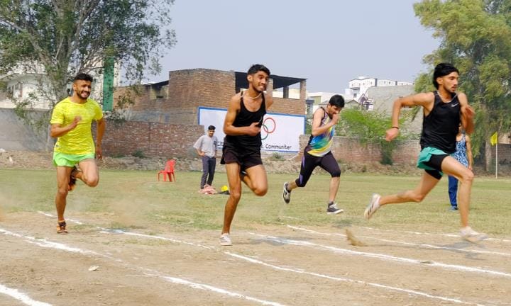 हिसार।विजेताओं को सम्मानित करते मुख्य अतिथि। स्रोत: संस्थान। हिसार।विजेताओं को सम्मानित करते मुख्य अतिथि। स्रोत: संस्थान।