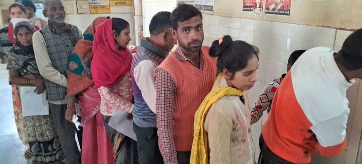 जिला अस्पताल में पर्चा बनवाने को लगी मरीजों की लाइन। संवाद जिला अस्पताल में पर्चा बनवाने को लगी मरीजों की लाइन। संवाद