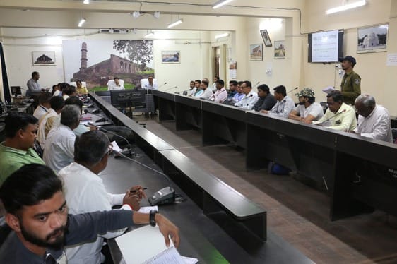 जिला कलेक्टर ने बैठक लेकर निजी स्कूल संचालकों को चेताया