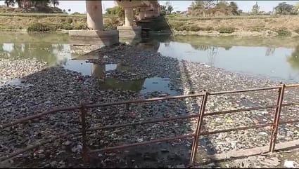 मां शिप्रा की दुर्दशा देखने पहुंचे साधु संत, नाले में उतरकर बोले - ढाई वर्षो बाद यहां कैसे होग मां शिप्रा की दुर्दशा देखने पहुंचे साधु संत, नाले में उतरकर बोले - ढाई वर्षो बाद यहां कैसे होग