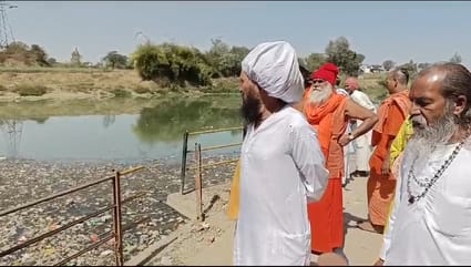 मां शिप्रा की दुर्दशा देखने पहुंचे साधु संत, नाले में उतरकर बोले - ढाई वर्षो बाद यहां कैसे होग मां शिप्रा की दुर्दशा देखने पहुंचे साधु संत, नाले में उतरकर बोले - ढाई वर्षो बाद यहां कैसे होग