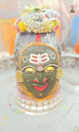 मस्तक पर मोर पंख लगाया फिर खोला तीसरा नेत्र आज भस्म आरती मे कुछ ऐसे श्रृंगारित हुए बाबा महाकाल