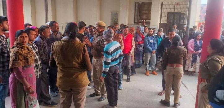 न्यायालय के आदेश के बाद दोषियों को जेल ले जाती पुलिस। स्रोत-वीडियोग्रैब न्यायालय के आदेश के बाद दोषियों को जेल ले जाती पुलिस। स्रोत-वीडियोग्रैब