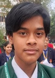 परीक्षा केंद्र से दसवीं की परीक्षा देकर निकलते परीक्षार्थी। संवाद परीक्षा केंद्र से दसवीं की परीक्षा देकर निकलते परीक्षार्थी। संवाद