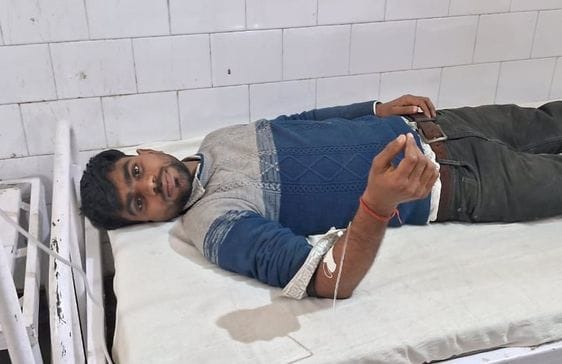 उसहैत के अटैना मोड़ पर खंदी में खड़ी बस मौके पर जुटे लोग। संवाद उसहैत के अटैना मोड़ पर खंदी में खड़ी बस मौके पर जुटे लोग। संवाद