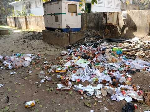 विकास भवन के तीसरे तल की खिड़की के छज्जे में कूड़े का ढ़ेर।संवाद