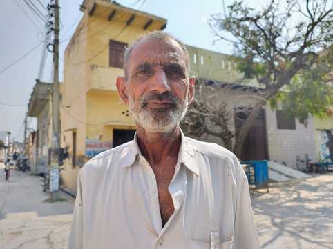21jjrp22- बेरी के वार्ड 14 में लटकते बिजली के तार। संवाद