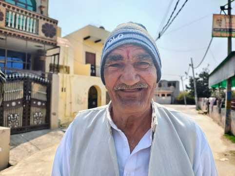 21jjrp22- बेरी के वार्ड 14 में लटकते बिजली के तार। संवाद