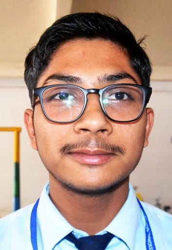 अंटा चौराहा स्थित एक स्कूल से सीबीएसई की परीक्षा देकर बाहर निकलते छात्र छात्राएं। संवाद