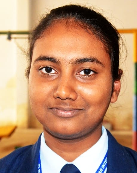 अंटा चौराहा स्थित एक स्कूल से सीबीएसई की परीक्षा देकर बाहर निकलते छात्र छात्राएं। संवाद