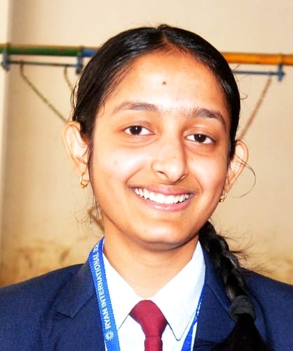 अंटा चौराहा स्थित एक स्कूल से सीबीएसई की परीक्षा देकर बाहर निकलते छात्र छात्राएं। संवाद