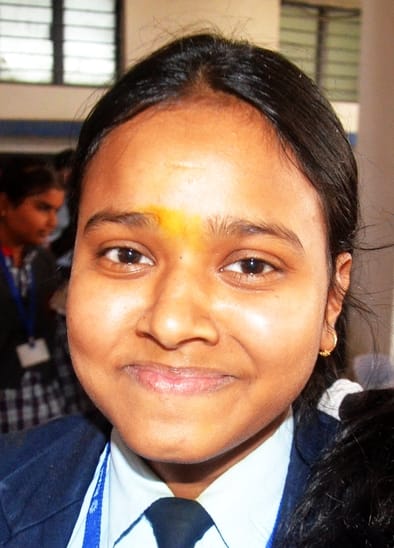 अंटा चौराहा स्थित एक स्कूल से सीबीएसई की परीक्षा देकर बाहर निकलते छात्र छात्राएं। संवाद