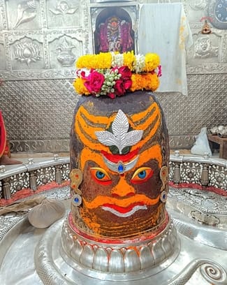 भस्म आरती मे बेल पत्र लगाकर सजे बाबा महाकाल, बागेश्वर धाम से आया निमंत्रण पत्र