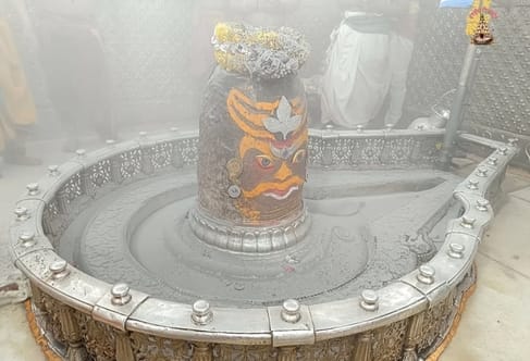 भस्म आरती मे बेल पत्र लगाकर सजे बाबा महाकाल, बागेश्वर धाम से आया निमंत्रण पत्र