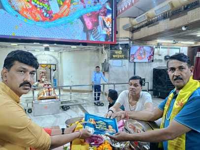 भस्म आरती मे बेल पत्र लगाकर सजे बाबा महाकाल, बागेश्वर धाम से आया निमंत्रण पत्र