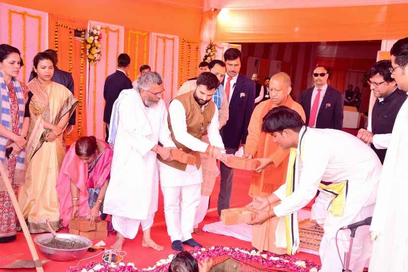 भेंट किए गए त्रिशूल को दिखाते मुख्यमंत्री योगी आदित्यनाथ-संवाद