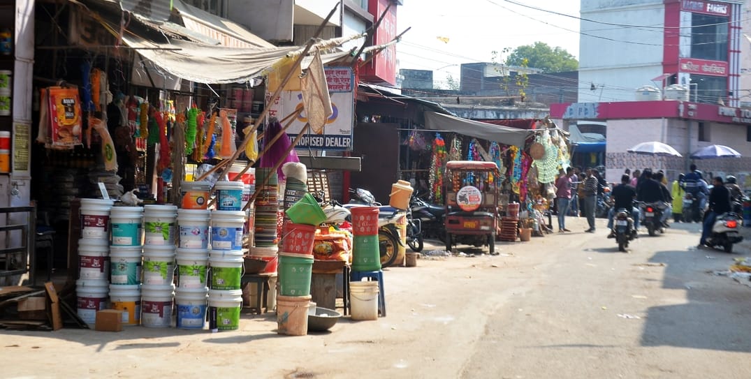 बहादुरगंज बाजार में दुकानदारों ने सड़क किनारे किया अतिक्रमण। संवाद