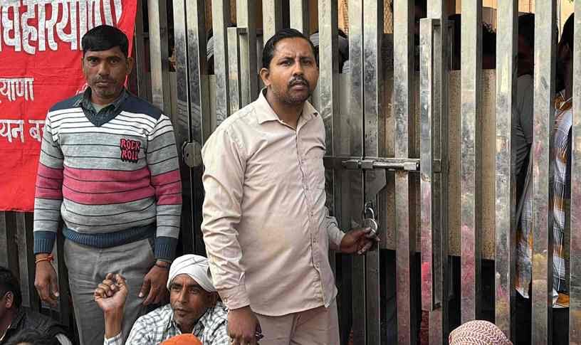 -फोटो 54 : बहादुरगढ़ में नगर परिषद कार्यालय के गेट पर ताला लगाने के बाद नारेबाजी करते सफाई कर्मच -फोटो 54 : बहादुरगढ़ में नगर परिषद कार्यालय के गेट पर ताला लगाने के बाद नारेबाजी करते सफाई कर्मच