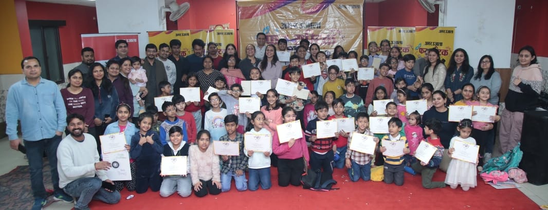 गौड़ ग्रीन विस्टा सोसायटी में आयोजित फेंटास्टि क शाम कार्यक्रम में बच्चों को जादू दिखाते हिमांश गौड़ ग्रीन विस्टा सोसायटी में आयोजित फेंटास्टि क शाम कार्यक्रम में बच्चों को जादू दिखाते हिमांश