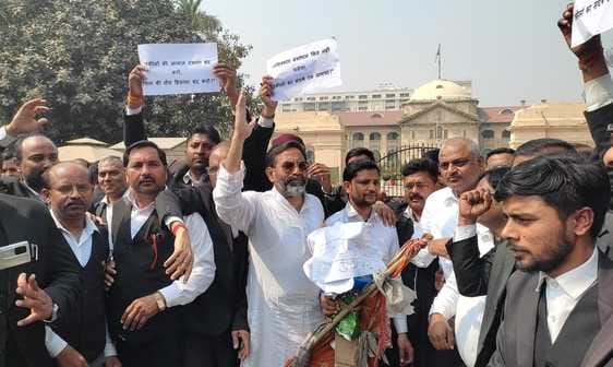 हाईकोर्ट बार एसोसिएशन के पदाधिकारी व अधिवक्ता गण  न्यायिक कार्य का बहिष्कार कर अधिवक्ता संशोधन 