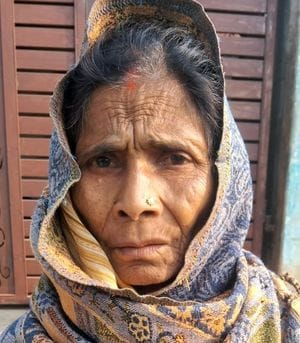 करारी के नेता नगर में लीकेज पाइप से पानी भरते लोग।    संवाद