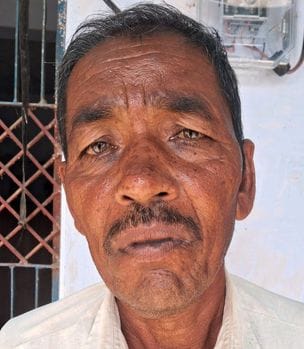 करारी के नेता नगर में लीकेज पाइप से पानी भरते लोग।    संवाद