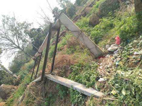 कांधला के गांव भभीसा में विद्युत पोल को ठीक करता विद्युत कर्मी